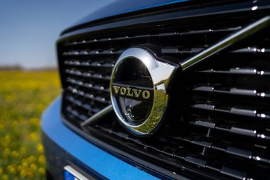 Volvo XC40 logo detayı, Volvo Arabalar 'dan kompakt spor araç (SUV). Volvo Grubu 1927 'de kuruldu, İsveç' in lüks otomobil markasıdır..