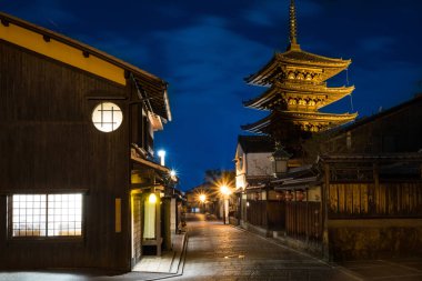 Gion akşam alacakaranlık gökyüzü ile Yasaka pagoda eski tuğla sokak. Kyoto, Japonya. 