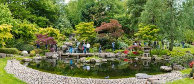 Holland Park panoramik manzaralı Kyoto Garden 'da. Renkli bitkileri, çalıları ve göletleriyle, Londralılar ve turistler arasında popülerdir..