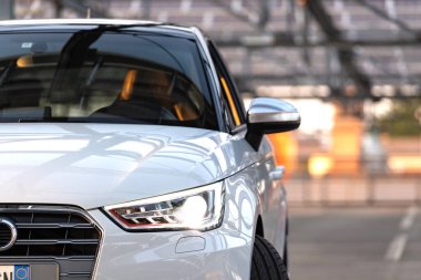 BOLOGNA, İtalya - Ağustos 2021: Audi S1 ışık huzmesi ön detayı.