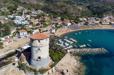 Campese Körfezi 'nin panoramik hava manzarası. İtalya, Toskana 'daki Giglio Adası.