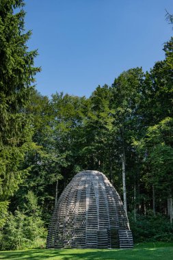 VALSUGANA, TRENTO, İTALYA - 2020 AĞUSTOS: Artesella Müze Parkı 'nın içindeki ahşap heykel.