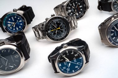 Panerai, Seiko, IWC de dahil olmak üzere lüks saat koleksiyonu. İllüstrasyon başyazısı. Seçici odak.