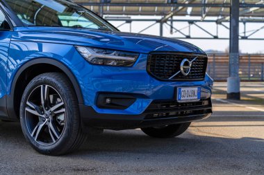 BOLOGNA, ITALY - Nisan 2021: Volvo XC40detail, kompakt Spor Araç (SUV) Volvo Cars. Volvo Grubu 1927 'de kuruldu, İsveç' in lüks otomobil markasıdır..
