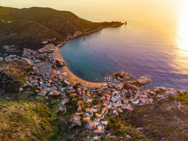 Campese Körfezi 'nin panoramik hava manzarası. İtalya, Toskana 'daki Giglio Adası.