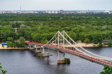 Dinyeper nehrinin yaya köprüsü ile panoramik görüntüsü. Kiev, Ukrayna.