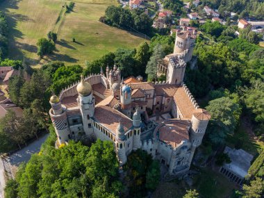 Rocchetta Mattei kalesinin hava manzarası. Conte Cesare Mattei 'nin eviydi ve XIX yüzyılda inşa edildi..