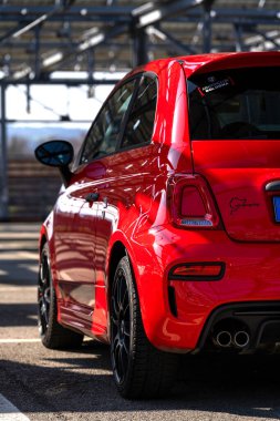 BOLOGNA, İTALYA - Mart 2021: Kırmızı Fiat 595 Abarth Competizione detayı.