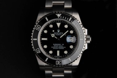 BOLOGNA, İtalya - 2020 MARCH: Rolex Submariner saat siyah arka planda yakın çekim. Rolex SA, 1905 yılında İngiltere 'nin başkenti Londra' da kurulmuş İsviçreli lüks bir saatçidir. İllüstrasyon Editörü.