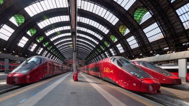 MILAN, İtalya - Eylül 2016: İtalya yüksek hızlı treni (Frecciarossa) Merkez Tren İstasyonu 'nda.