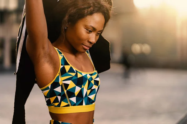 Молодая Черная Африканская Спортивная Женщина Портрет Открытом Воздухе Солнечный День — стоковое фото