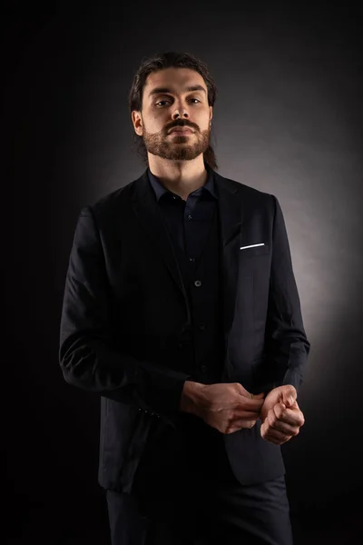 Självsäker Elegant Man Närbild Porträtt Mot Mörk Bakgrund — Stockfoto