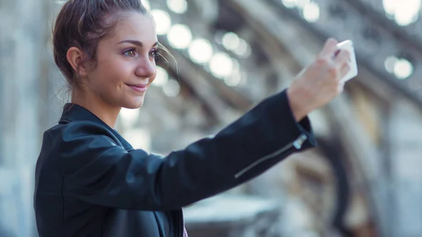 Unga Leende Tonåring Kvinnlig Resenär Gör Selfie Porträtt Står Taket — Stockfoto