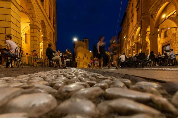 Bologna Italia Luglio 2021 Persone Che Rilassano Cenano Piazza Santo — Foto Stock
