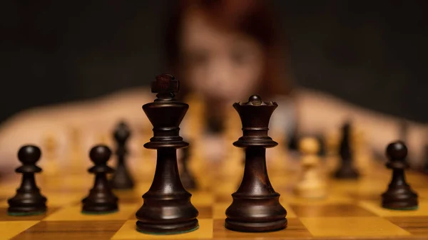 Βασιλιάς Και Βασίλισσα Κομμάτια Κοντά Γυναίκα Παίζει Σκάκι Γυναίκα Εκτός — Φωτογραφία Αρχείου