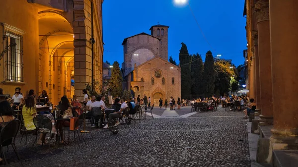 意大利 伯罗尼亚 2021年7月 人们在圣斯特凡诺广场放松而愉快地享用晚餐 — 图库照片