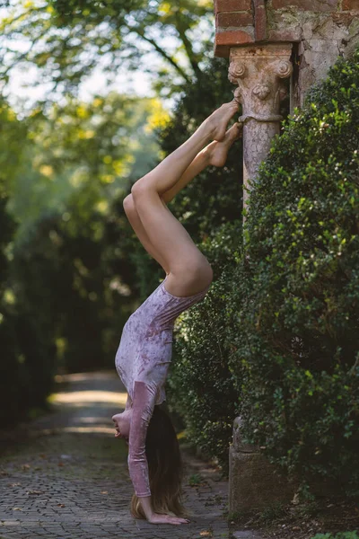 年轻美丽的芭蕾舞演员倒立在有树木的公园里 Ballerina项目 — 图库照片