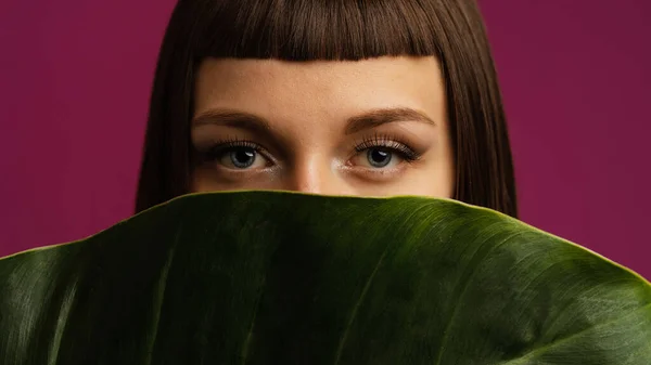 Kleurrijke Schoonheid Studio Portret Van Jonge Vrouw Met Groen Blad — Stockfoto
