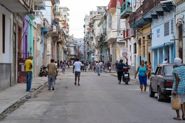 Havana Cuba Marzec 2019 Ludzie Ulicy Habana Vieja — Zdjęcie stockowe