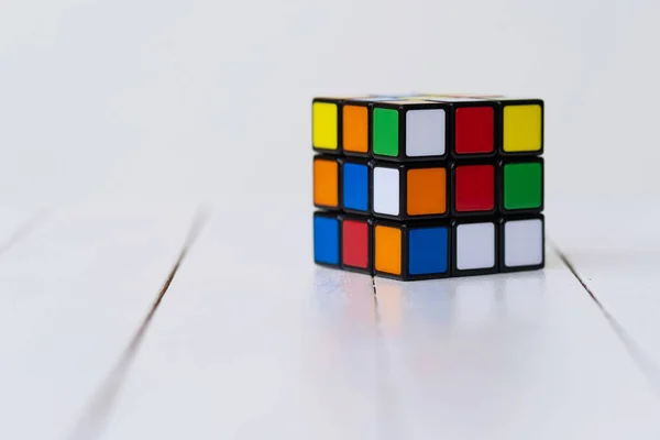 Bologna Włochy Kwiecień 2019 Kostka Rubika Stole Odizolowanym Białym Tle — Zdjęcie stockowe