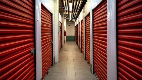 装有储物箱的现代仓库走廊 — 图库照片