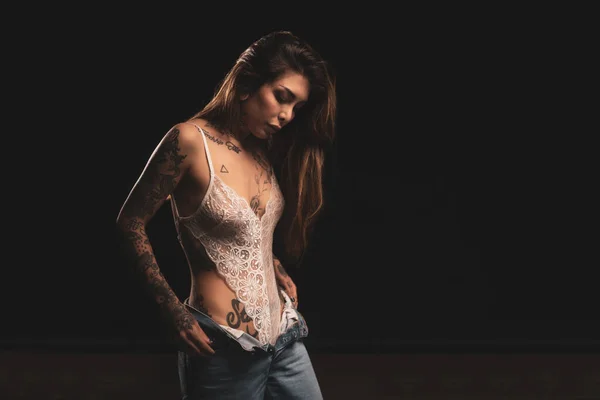Mulher Íntima Estúdio Retrato Com Lingerie Branca Tatuagens Contra Fundo — Fotografia de Stock
