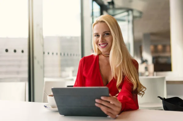 Sorrindo Loira Empresária Retrato Beber Chá Enquanto Trabalhava Com Tablet — Fotografia de Stock