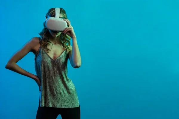 Mujer Joven Con Auriculares Para Realidad Aumentada Gafas Realidad Virtual — Foto de Stock