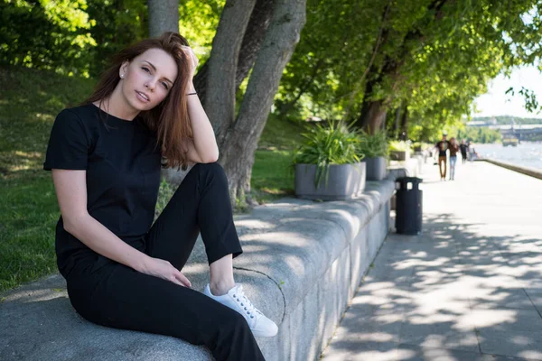在一个阳光灿烂的日子里 年轻美丽的女子在莫斯科的户外休息 真正的生活方式时刻 — 图库照片