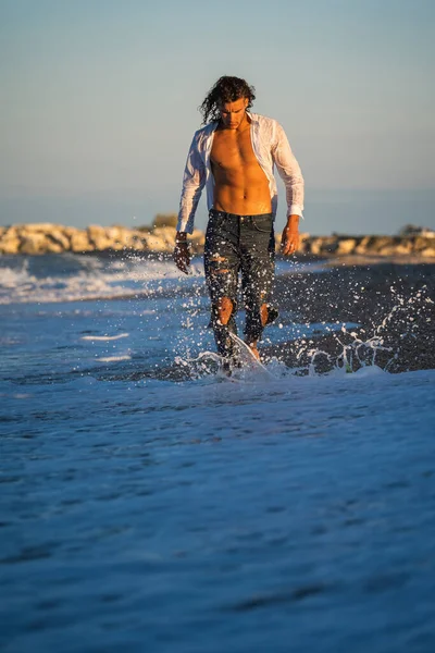Youn Fit Sexy Homem Andando Descalço Praia Pôr Sol Vestindo — Fotografia de Stock