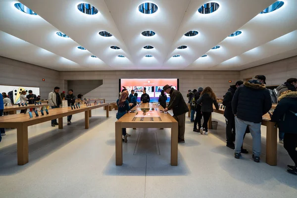 New York Febbraio 2020 Persone Che Visitano Apple Store Sulla — Foto Stock