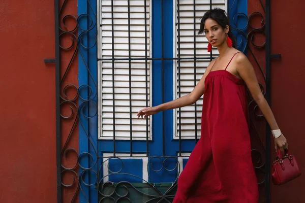 Ung Vacker Modell Porträtt Bär Röd Klänning Promenader Gatan Havanna — Stockfoto