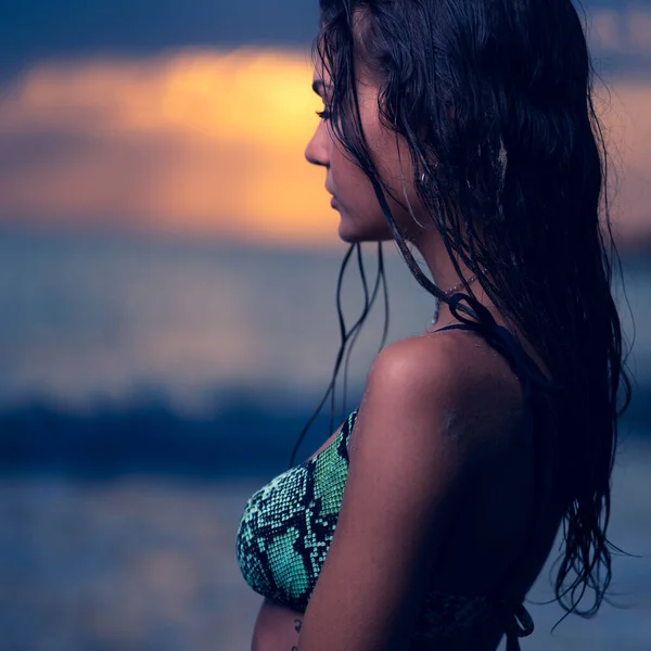 Σέξι Νεαρή Γυναίκα Κοντά Πορτρέτο Φορώντας Μπικίνι Στην Παραλία Ηλιοβασίλεμα — Φωτογραφία Αρχείου