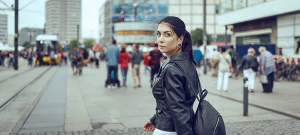 Jonge Toeristische Vrouw Portret Berlijn Alexanderplatz Klok Achtergrond Levensstijl Concept — Stockfoto