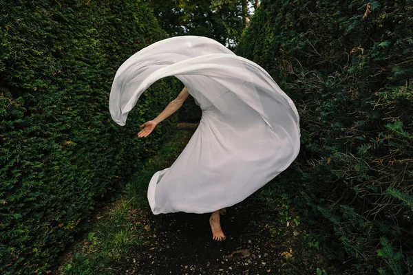 Молодая Красивая Балерина Танцует Открытом Воздухе Белой Летающей Вуалью Прячущей — стоковое фото