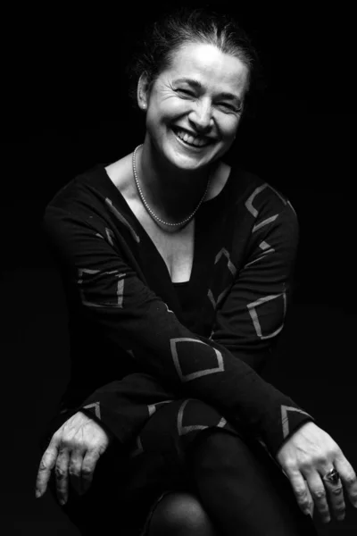 Nevető Középkorú Női Stúdiófej Portré Sötét Háttérrel Fekete Fehér Kép — Stock Fotó
