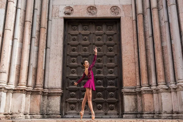 年轻美丽的芭蕾舞演员在城市的户外全身人像 Ballerina项目 — 图库照片