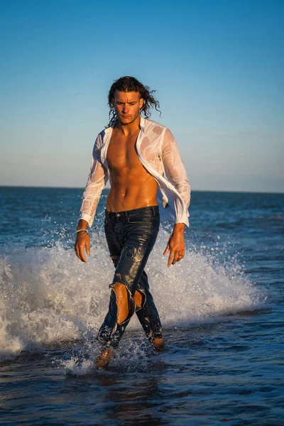 Youn Fit Sexy Mann Läuft Barfuß Strand Bei Sonnenuntergang Jeans — Stockfoto