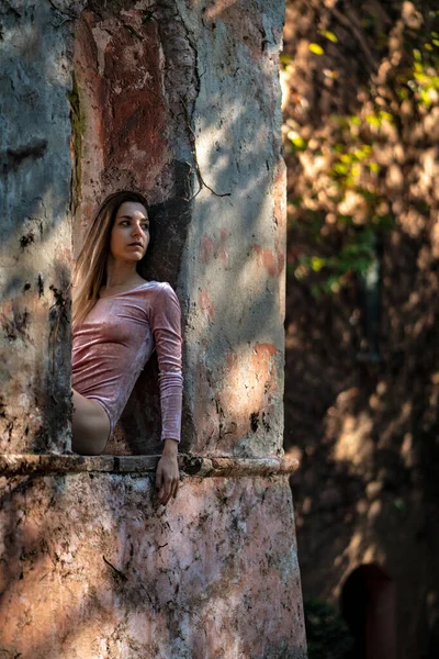 Jonge Mooie Ballerina Poseren Buiten Een Oude Toren Project Voor — Stockfoto