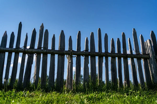 Деревянный Забор Против Голубого Неба — стоковое фото