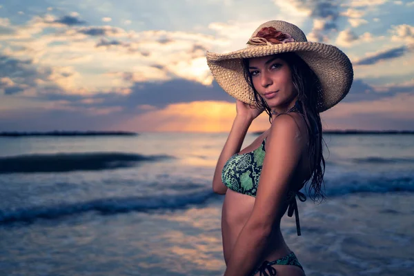 自信的年轻女子穿着比基尼在海滩上近距离拍照 夕阳西下 — 图库照片