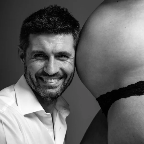 Couple Studio Intimate Portrait Smiling Man Pregnant Woman Black White — Stock Photo, Image