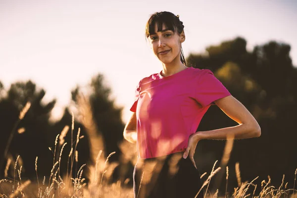 Junge Sportlerin Porträt Freien Auf Dem Land Bei Sonnenuntergang — Stockfoto