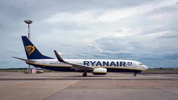 ベルリン 2017年7月 ベルリン空港のRyanair Jet飛行機 Ryanairは世界最大の低コスト航空会社です — ストック写真