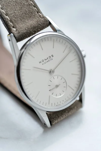 ローマ イタリア 2021年12月 Nomos Orionドレスウォッチ Nomos Glashetteは 1990年1月に設立されたドイツの時計製造会社です 挿絵画集 — ストック写真