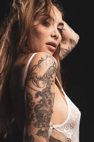 Smyslná Žena Studio Portrét Bílým Prádlem Tetování Tmavém Pozadí — Stock fotografie