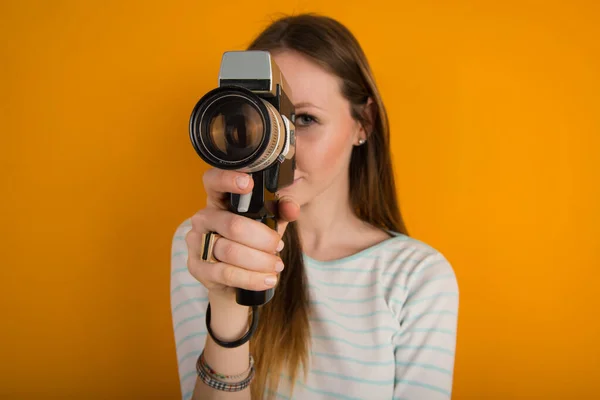 Vrouw Met Vintage Film Camera Close Tegen Oranje Achtergrond — Stockfoto