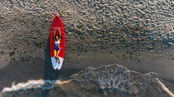 Портрет Молодої Привабливої Жінки Stand Paddle Board Sup Сонячний День — стокове фото
