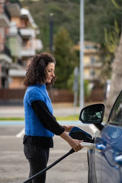 Mulher Recarregando Carro Elétrico Rua Conceito Eco Mobilidade Fonte Alimentação — Fotografia de Stock