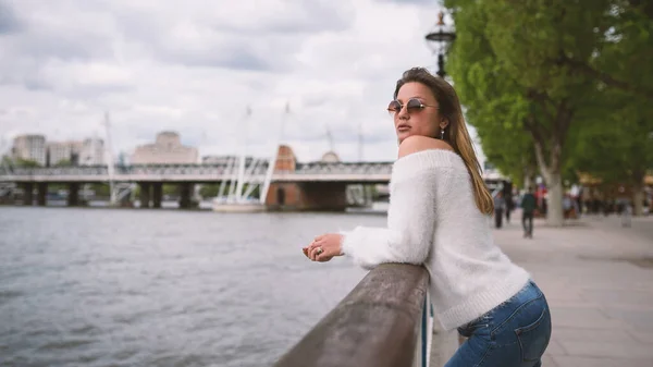 Bionda Donna Casual Ritratto Londra Con Giubileo Ponte Sullo Sfondo — Foto Stock